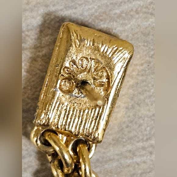 VINTAGE MONET SIGNED 18KT GOLD PLATED STUD CHAIN DANGLE 1.25" EARRINGS - Picture 4 of 6